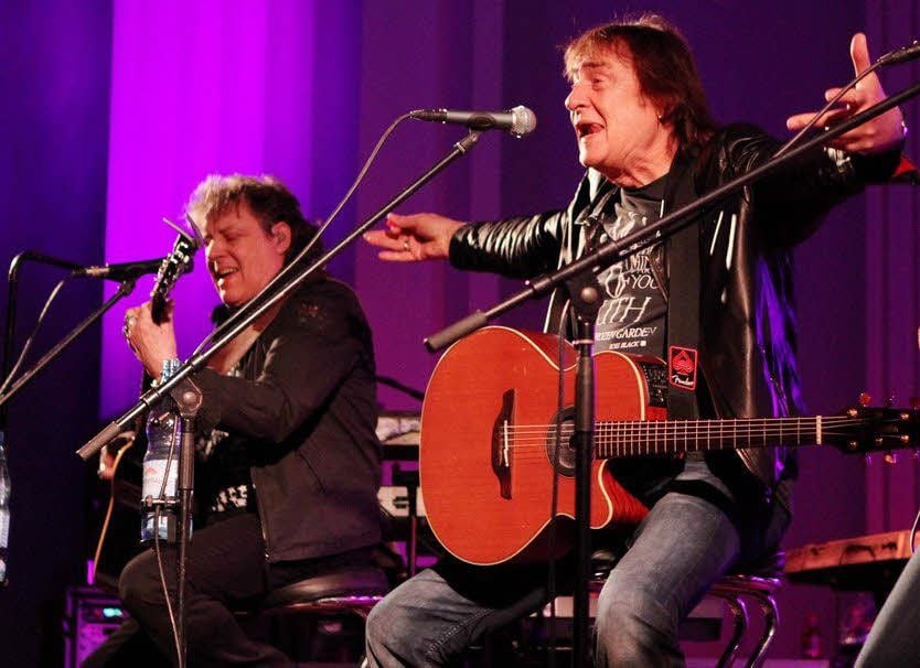 Die Puhdys mit Frontmann Dieter „Maschine“ Birr (70), links daneben Dieter „Quaster“ Hertrampf (69).
