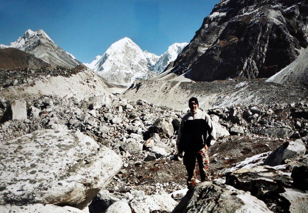 Wolfgang Camin bei einer seiner Trekking-Touren durch Nepal, die auch zu den Gletschern bis über 5 000 Meter Höhe geführt haben. Im Hintergrund ist der Dragnag Ri (6 801 Meter) zu sehen.