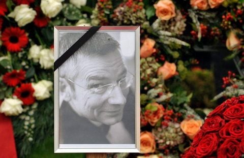 Ein Foto des Verstorbenen steht auf dem Friedhof in Ergoldsbach (Bayern) vor Blumen und Kränzen am Grab des von Jugendlichen zu Tode geprügelten Dominik Brunner. (FOTO: DDP)
