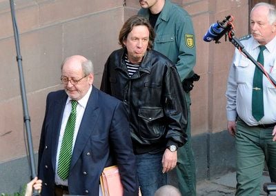 Moderator Jörg Kachelmann (2.v.l.) wird im Amtsgericht Mannheim zu einem Polizeiwagen gebracht (FOTO: DPA)