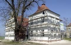 Ein noch erhaltener Teil des Schlosses in Zerben bei Genthin, das Geburtshaus von Elisabeth von Ardenne (1853-1952), ist während der laufenden Sanierungsarbeiten eingerüstet. Das Schicksal der Frau hat Theodor Fontane in seinem Roman "Effi Briest" zu Weltliteratur verarbeitet. (Foto: Peter Förster dpa)