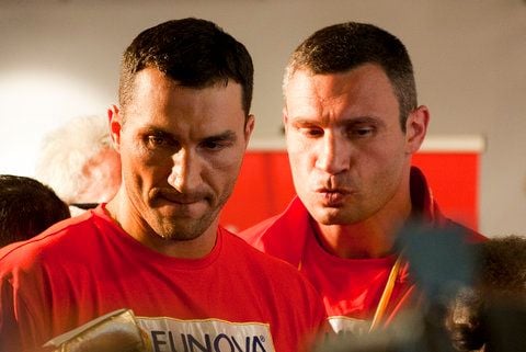 Die Brüder Wladimir (l) und Vitali Klitschko trauern um ihren Vater Wladimir senior. (FOTO: DAPD)