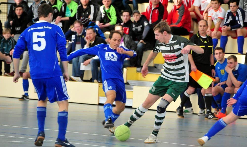 Zorbaus Achim Metzler (Mitte) attackiert Eric Vetter vom VfB Nessa. In den Finalspielen hatten beide das Nachsehen gegen den SV Großgrimma.