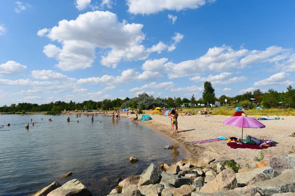 Der Geiseltalsee-Strand in Frankleben ist immer gut besucht. Doch der Verkehr strömt durchs Dorf und die Parkplätze reichen nicht aus.
