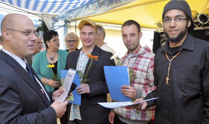 Fred Reimer (vorn von links) überreichte den Malern und Lackierern Patrick Grellmann, David Drüsedom und Marcel Zipfel ihre Gesellenbriefe.
