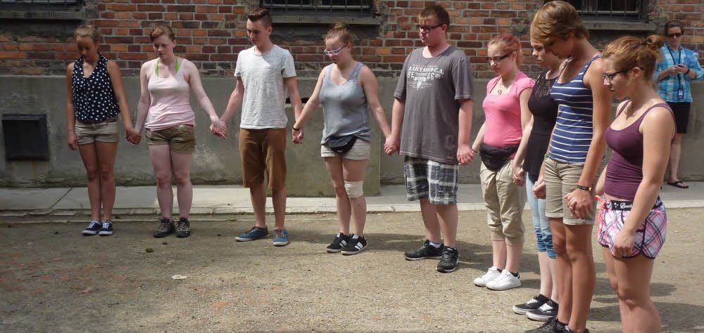 Vor der Erschießungswand wurde ein Kranz niedergelegt und die Schüler fassten sich in Auschwitz zur Schweigeminute an den Händen.
