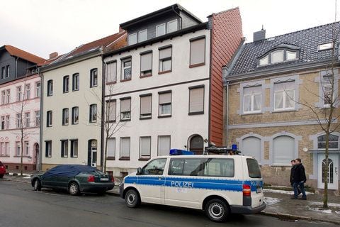 Zwei Beamte der Dienststelle Quedlinburg sichern das Mord-Haus im Klopstockweg 72. (FOTO: WOHLFELD)