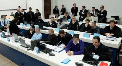 Mutmaßliche Mitglieder der Bande «Black Jackets» sitzen im Landgericht in Stuttgart zusammen mit ihren Anwälten auf der Anklagebank. (FOTO: DPA)