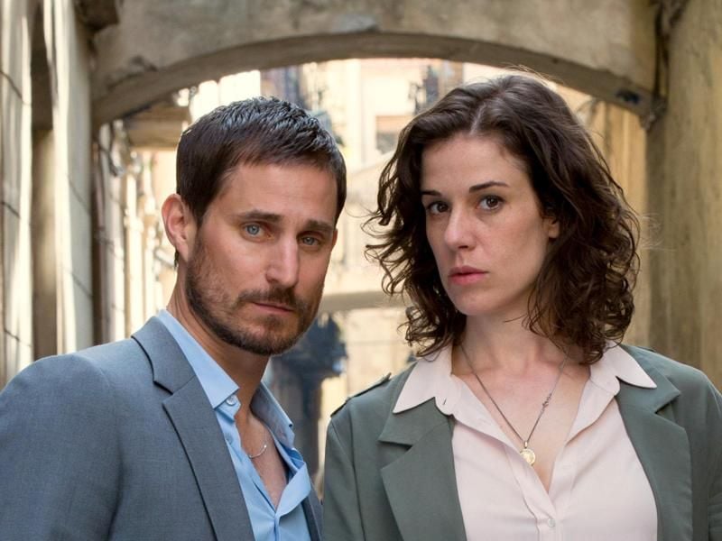 Kommissarin Fina Valent (Anne Schäfer) und ihr Partner Xavi Bonet (Clemens Schick) ermitteln in Barcelonas Altstadt. Foto: Degeto/Lucia Faraig