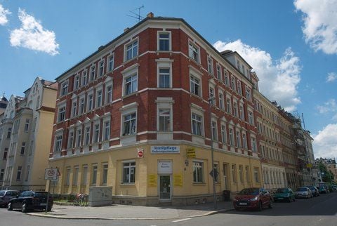 Das Wohnhaus der toten Mutter mit ihrem zweijährigen Sohn in Leipzig. Ein bei der Leiche seiner Mutter tot entdeckter Zweijähriger ist wahrscheinlich verdurstet. (FOTO: DPA)