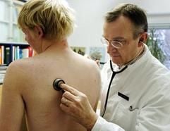 Ein Allgemeinmediziner horcht einen Patienten mit einem Stethoskop ab. (Archivfoto: dpa)