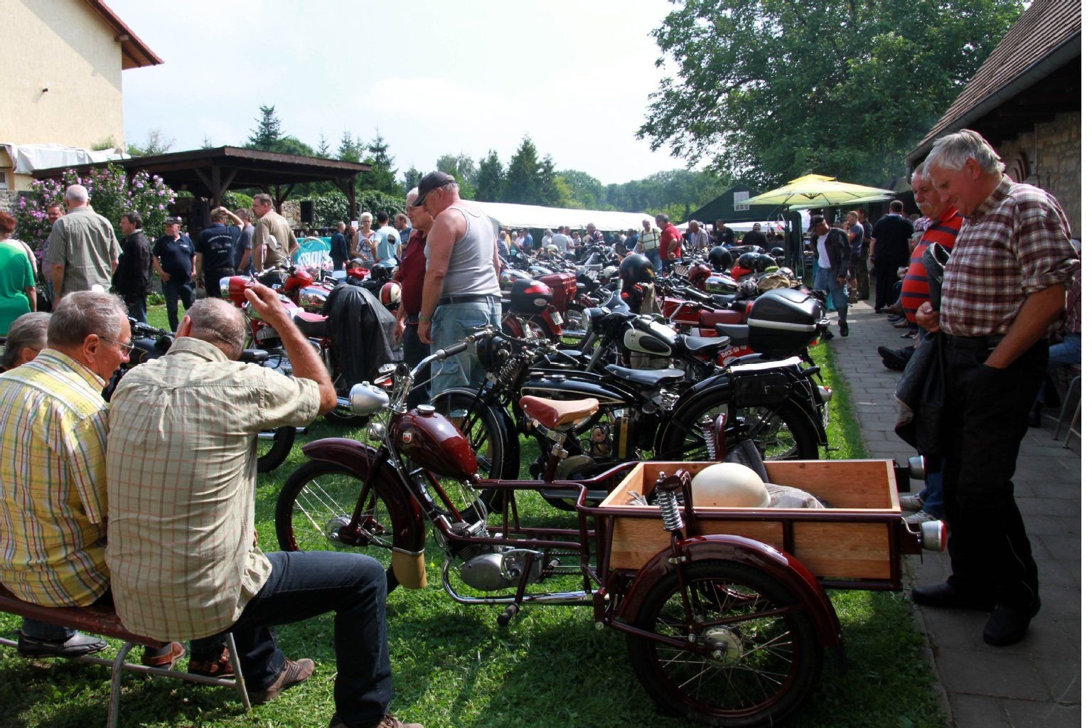 Erfahrungen austauschen, bewundern und fachsimpeln - dies bestimmte das sechste Oldtimermotorradtreffen in Großkorbetha.