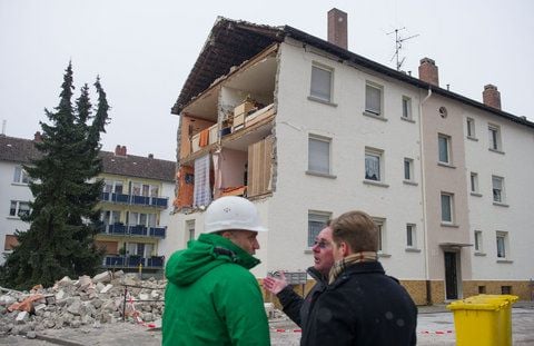 Gutachter stehen am 15.01.2013 in Frankenthal (Rheinland-Pfalz) vor der eingestürzten Fassade eines Wohnhauses. Die Fassade des Mehrfamilienhauses war am Dienstagmorgen aus zunächst unbekannten Gründen komplett eingestürzt. Die acht Bewohner blieben nach Angaben der Polizei unverletzt. (FOTO: DPA)