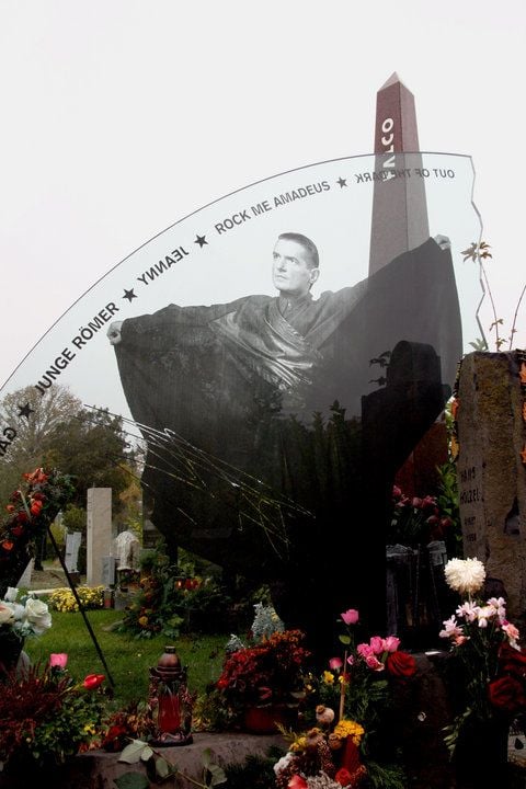 Denkmal für einen Superstar: Auf dem Wiener Zentralfriedhof gehört Falcos Grab zu den am meisten besuchten. (FOTO: DANIELA DAVID/DPA)