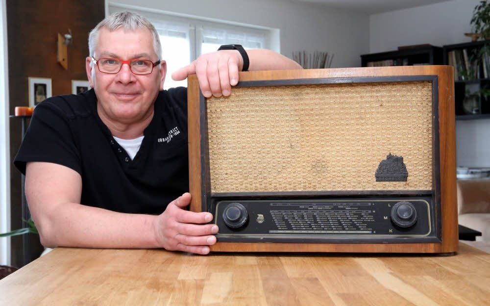 Der Rundfunkmechaniker Axel Eckert besitzt noch zwei Bernburger Radios der Firma Jäckel.