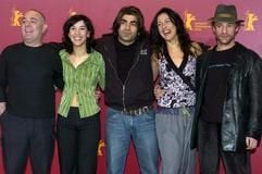 Der türkischstämmige Regisseur Fatih Akin (M) und seine Hauptdarsteller (l-r) Güven Kirac, Sibel Kekilli, Meltem Cumbul und Birol Ünel zeigen sich auf einer Pressekonferenz im Rahmen der 54. Internationalen Filmfestspiele in Berlin. Der Goldene Bär der 54. Berlinale geht an den deutschen Film «Gegen die Wand» von Fatih Akin. (Foto: dpa)