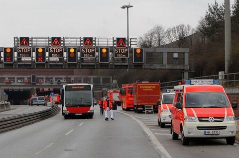 Ein brennender Lkw im Hamburger Elbtunnel hat am Donnerstag einen Großeinsatz der Feuerwehr ausgelöst. (FOTO: DAPD)