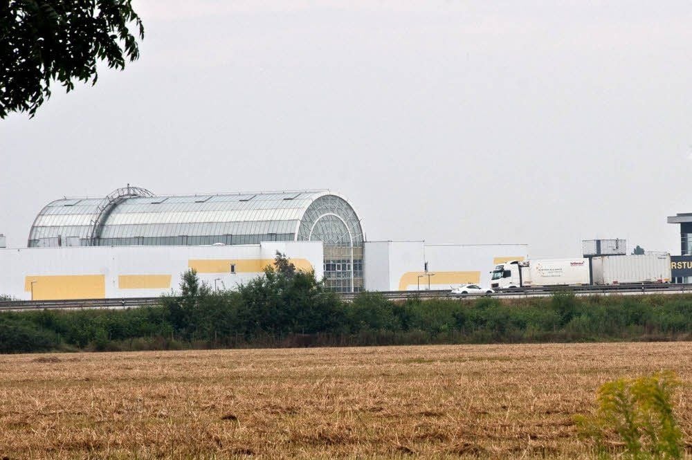 Am einstigen Standort von Moebel Erbe zwischen der Bundesstraße 6 und der Autobahn 9 entsteht seit Juni der Airportpark Leipzig-Halle. Die Gemeinde Schkopau hat eine 15 Hektar große Fläche zur Bebauung freigegeben.