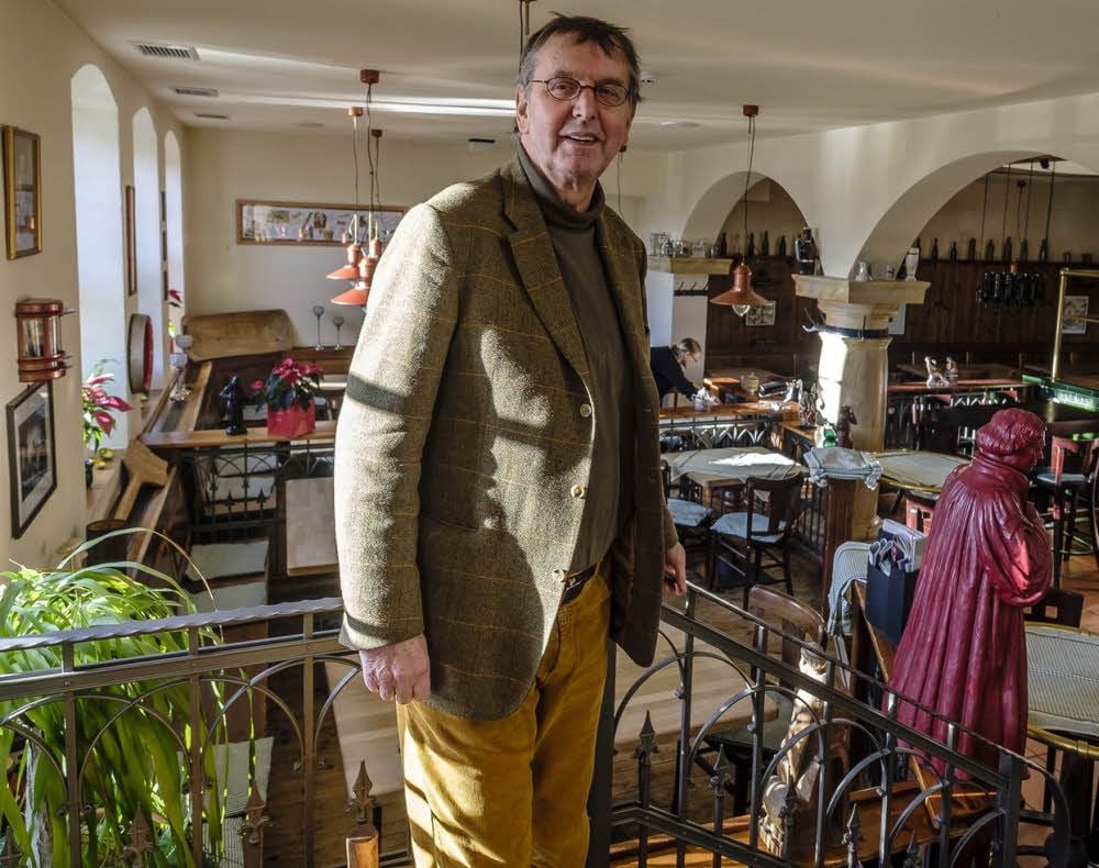 Peter Fasbender in der großen Gaststube des „Brauhauses“. Wenn man so will, markierte Luther (rechts unten) Anfang und Ende seiner beruflichen Karriere. Die Nachfolge als Inhaber sieht er gut geregelt.