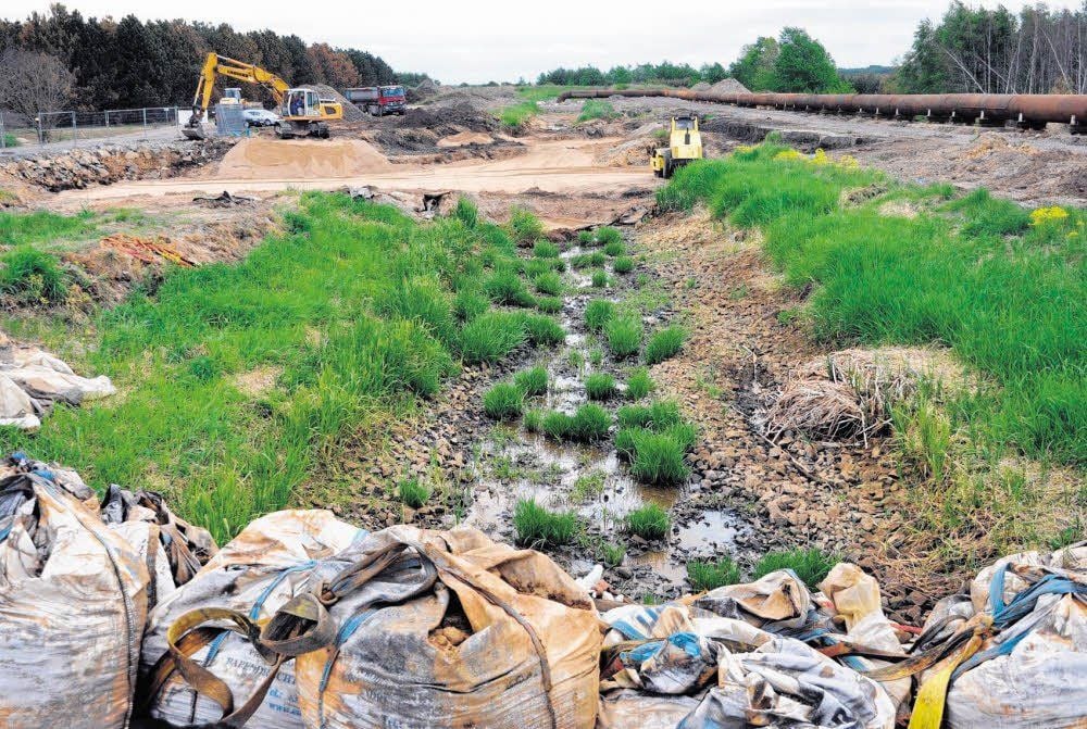 An dieser Stelle war 2013 der Seelhausener See durch den Kanal gebrochen, das Wasser floss in die Goitzsche.