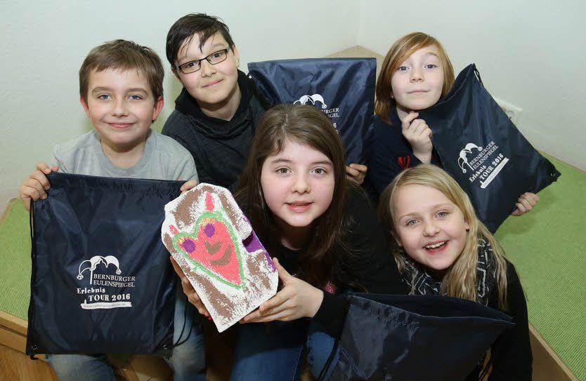 Dustin, Leandro und Leon (hinten, v.l.) sowie Angelique und Amelie (vorne, v.l.) präsentieren den Stein.