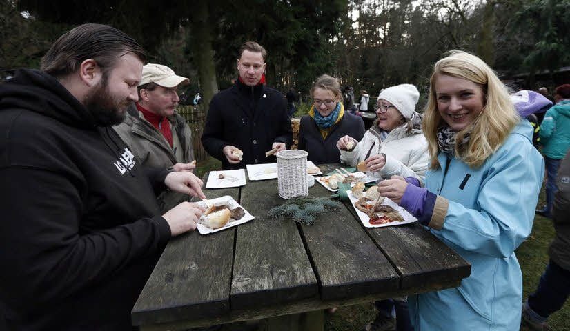 Besucher aus Landsberg lassen sich Wildgerichte schmecken.