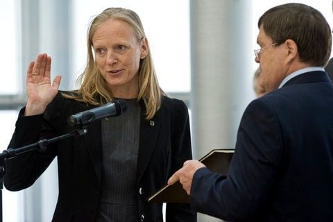 Birgitta Wolff (CDU), Kultusministerin von Sachsen-Anhalt, legt am Donnerstag (17.06.10) in Magdeburg vor dem Landtag von Sachsen-Anhalt neben Landtagspräsident Dieter Steinecke (CDU, r.) ihren Amtseid ab. (FOTO: DDP)