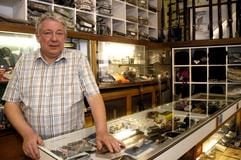 Der belgische Waffenhändler George Lang steht in seinem Laden in Antwerpen. Von ihm hatte der 18-jährige Hans Van Themsche Waffen und Munition gekauft, um kurze Zeit später zwei Menschen zu erschießen. (Foto: dpa)