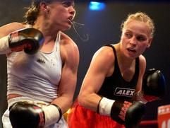 Weltmeisterin Regina Halmich (r, Karlsruhe) kämpft in Schwerin im Junior-Fliegengewicht gegen die Engländerin Cathy Brown um ihren WM-Titel. In ihrem 43. Profi-Kampf (42 Siege) verteidigt Halmich ihren Titel einstimmig nach Punkten und behielt damit den WM-Gürtel nach Version der WIBF. (Foto: Jens Büttner, dpa)