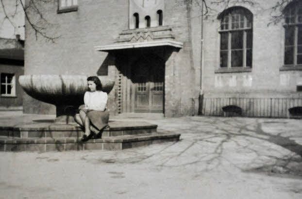 Marianne Heinrich am Brunnen - vor 65 Jahren.