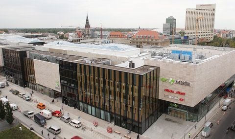 Pkw stehen in Leipzig vor dem Einkaufszentrum Höfe am Brühl. Am Dienstag soll das Areal nach etwa zwei Jahren Bauzeit eröffnet werden. (FOTO: DAPD)