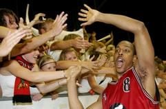 Lamont Mcintosh lässt sich nach dem Sieg seiner Mannschaft von den Fans feiern. Die Artland Dragons gewinnen die Halbfinal-Serie mit 3:2 und treffen im Finale um die deutsche Meisterschaft auf Bamberg. (Foto: dpa)