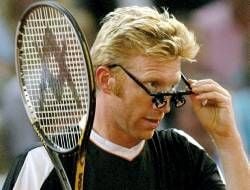 Der dreimalige Wimbledon-Gewinner Boris Becker setzt am 10.05.2002 auf dem Hamburger Tennisgelände Rothenbaum während eines Schaukampfes gegen den Franzosen Henri Leconte eine Brille auf, die er von einer Frau aus dem Publikum bekommen hat (Archivbild). Boris Becker hat die Tennis-Branche kritisiert und seine Nachfolger zu einer professionelleren Öffentlichkeitsarbeit aufgefordert. «Als Spieler hast du auch Verantwortung für Marketing. Um 14 Uhr eine Stunde Tennis spielen und dann wieder nach Hause gehen, das ist nicht genug», sagte der dreifache Wimbledonsieger bei einer Podiumsdiskussion am Donnerstagabend (11.07.2002) im Vorfeld des Weissenhof-Turniers in Stuttgart. Der Wahl-Münchner ist nach eigenen Angaben bereit, den Krisen gebeutelten Deutschen Tennis-Bund (DTB) zu unterstützen. dpa (zu dpa 0093)
