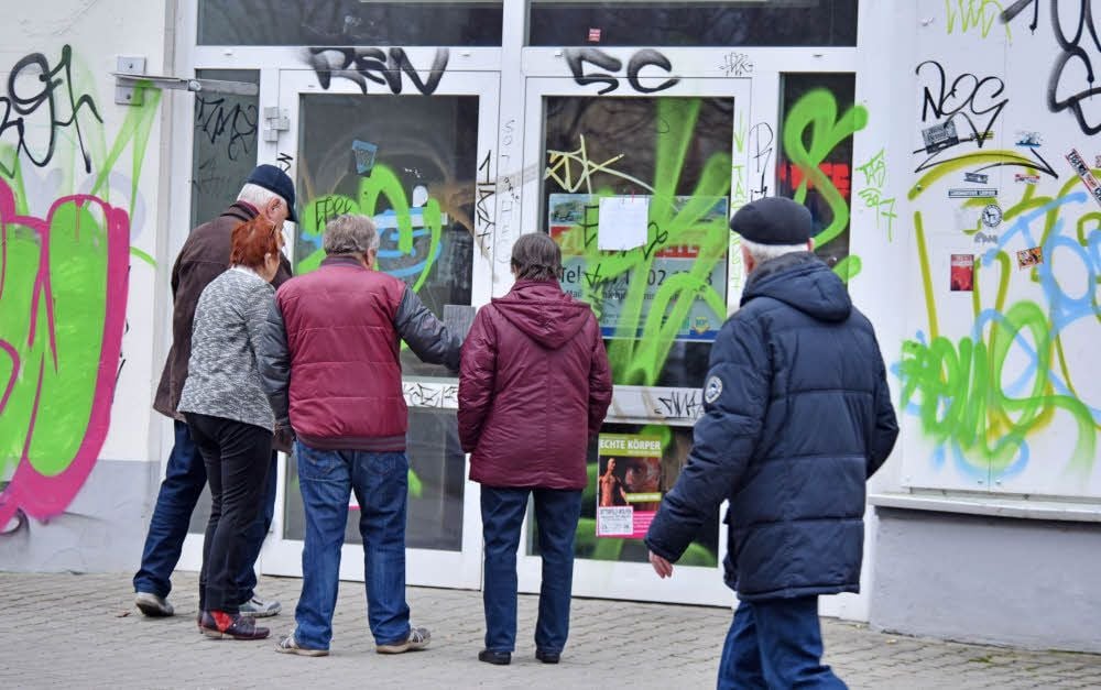 Besucher der Schau „Echte Körper on tour“ stehen am Donnerstag in Wolfen vor verschlossener Tür.