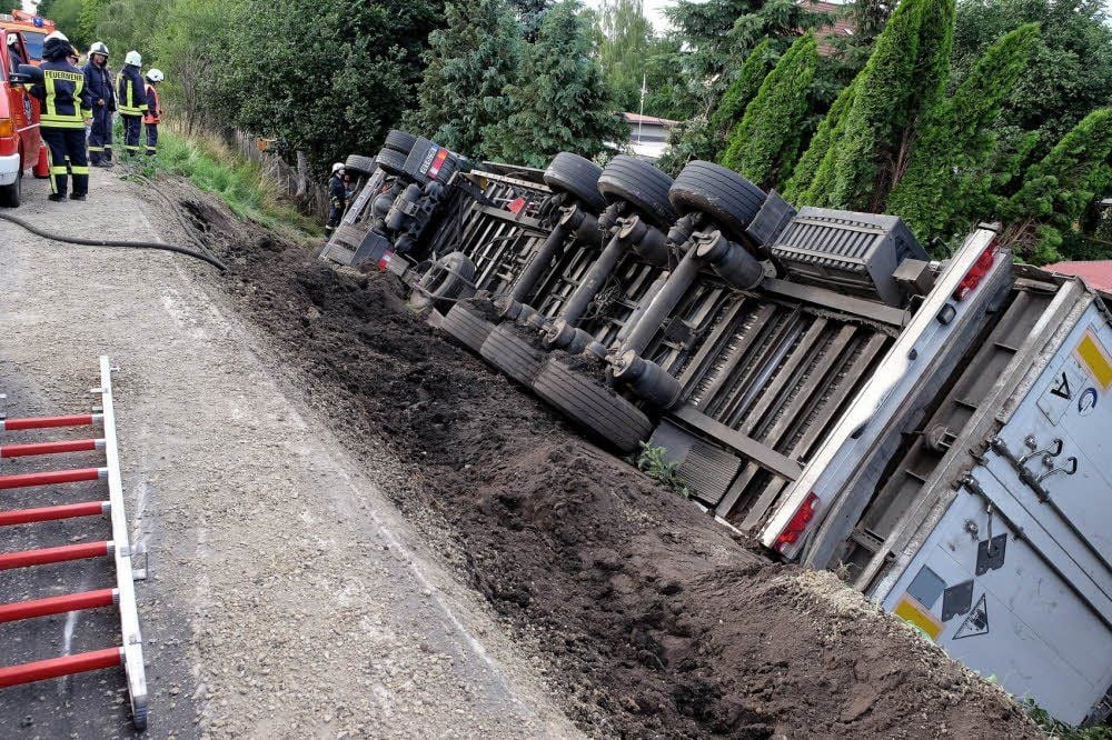 An der B 91 nahe Deuben ist Mittwochabend ein Laster verunglückt.