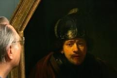 Ein Mann betrachtet in der Kasseler Gemäldegalerie in Schloss Wilhelmshöhe das «Selbstbildnis mit Sturmhaube» (1634) des holländischen Malers Rembrandt (Foto: dpa)
