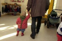 Ein Vater bringt sein Kind in die Kita. (Foto: ddp)