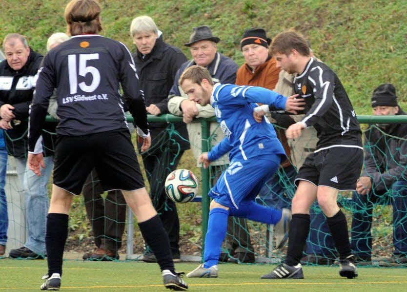 Jan Schöbe (blaues Trikot) wird von einem Leipziger Spieler bedrängt.