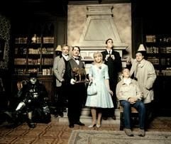 Der Wixxer (l-r), Earl of Cookwood, Butler Hatler, Miss Pennymarket, Very Long, Dieter Dubinsky und Even Longer (dargestellt von einem geheimem Darsteller, Thomas Fritsch, Christopf M. Herbst, Tanja Wenzel, Bastian Pastewka, Olli Dittrich und Oliver Kalkofe - undatiertes Foto) stellen sich in einer Szene des neuen Kinofilms "Der Wixxer" zum Gruppenbild. Ein unheimlicher Mörder, "der Wixxer" genannt, geht um. Die erste Spur führt zum Earl of Cockwood, der angeblich eine seriöse Mops-Zucht betreibt, in Wirklichkeit aber einen Mädchenhandel betreibt und dabei Girlgroups in alle Welt vertreibt. In der Persiflage auf Edgar-Wallace-Krimis aus den 60er Jahren hat sich die deutsche Comedy-Szene versammelt. Der Film kommt am 20.05.2004 in die Kinos. (Foto: dpa)
