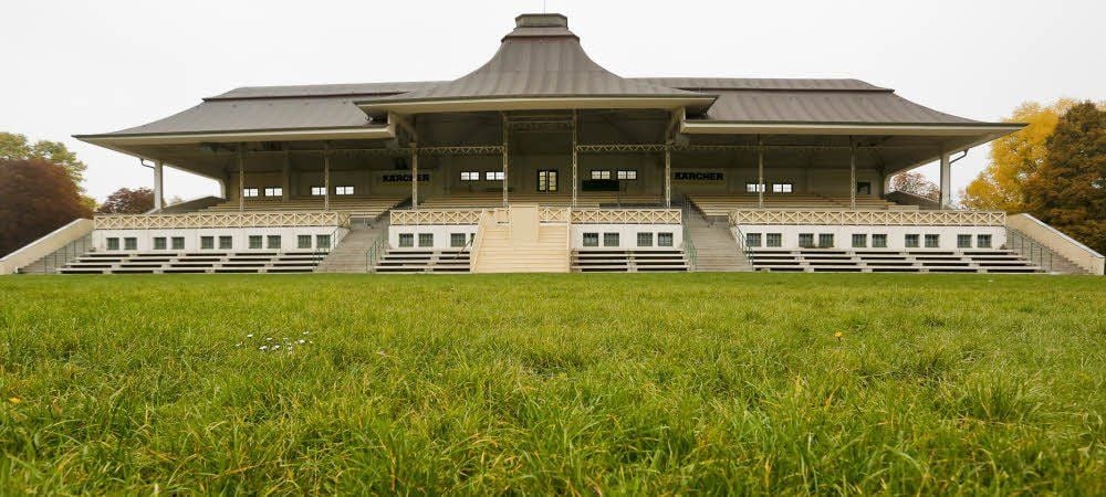 Die 1912 erbaute Tribüne der Galopprennbahn in Halle soll im kommenden Jahr saniert werden.