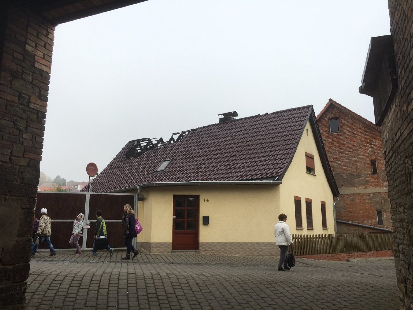 Am Dienstagmorgen ist der durch den Brand entstandene Schaden deutlich zu erkennen.