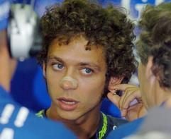 Der italienische Yamaha-Pilot Valentino Rossi, nach sieben von 16 Läufen Führender in der WM in der Klasse MotoGP, unterhält sich am Samstag (17.07.2004) vor dem zweiten Qualifikationslauf auf dem Sachsenring bei Hohenstein-Ernstthal mit seinen Mechanikern. (Foto: dpa)