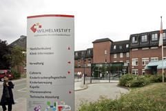 Das Katholische Kinderkrankenhaus Wilhelmstift am Mittwoch (09.08.2006) in Hamburg. Ein vierjähriger Junge liegt nach einem Routineeingriff im Katholischen Kinderkrankenhaus Wilhelmstift in Hamburg-Rahlstedt im Koma. (Foto: dpa)
