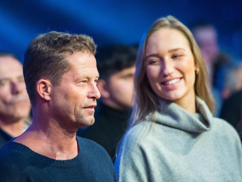 Til Schweiger mit Begleitung bei einer Box-Veranstaltung in Hamburg. Foto: Daniel Bockwoldt/dpa