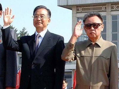 Der chinesische Ministerpräsident Wen Jiabao (L) wird vom nordkoreanischen Führer Kim Jong-il (R) in Nordkorea begrüßt. (FOTO: DPA)