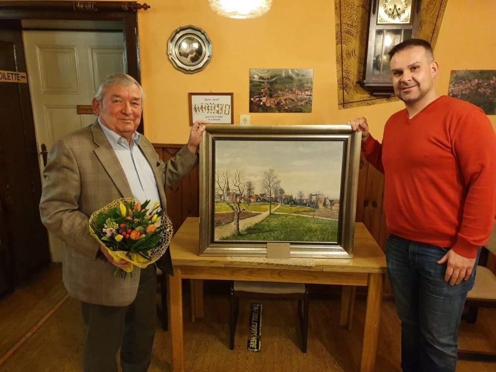 Karl-Heinz Stoisch schenkt dem Mühlstedter Ortschaftsrat das Bild seiner Eltern. Ortsbürgermeister Jan Düben (r.) versichert, es wird öffentlich gezeigt.