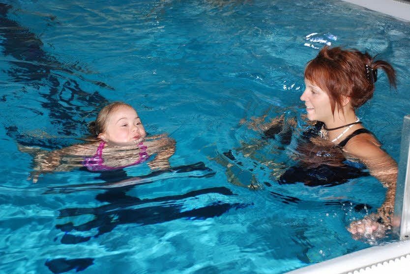 Dakota mit ihrer Schwimmlehrerin Jaqueline Haberzettl in der Schwimmhalle Piesteritz