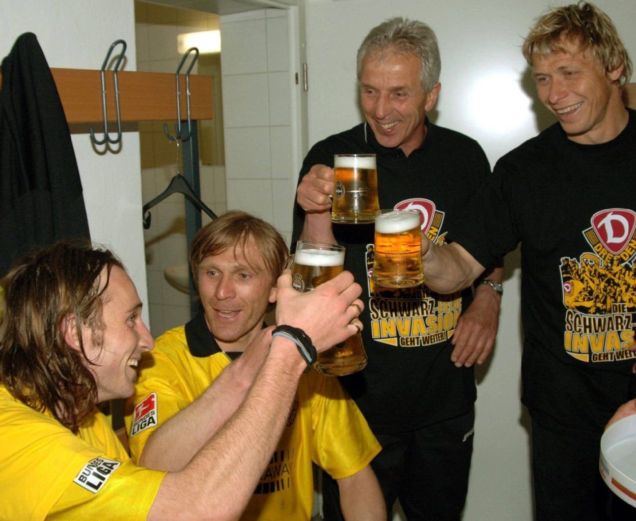 Als Co-Trainer in Dresden: Sven Köhler (rechts) feiert 2005 zusammen mit Joshua Kennedy, Ansgar Brinkmann und Trainer Christoph Franke in der Kabine den Klassenerhalt in der 2. Bundesliga.
