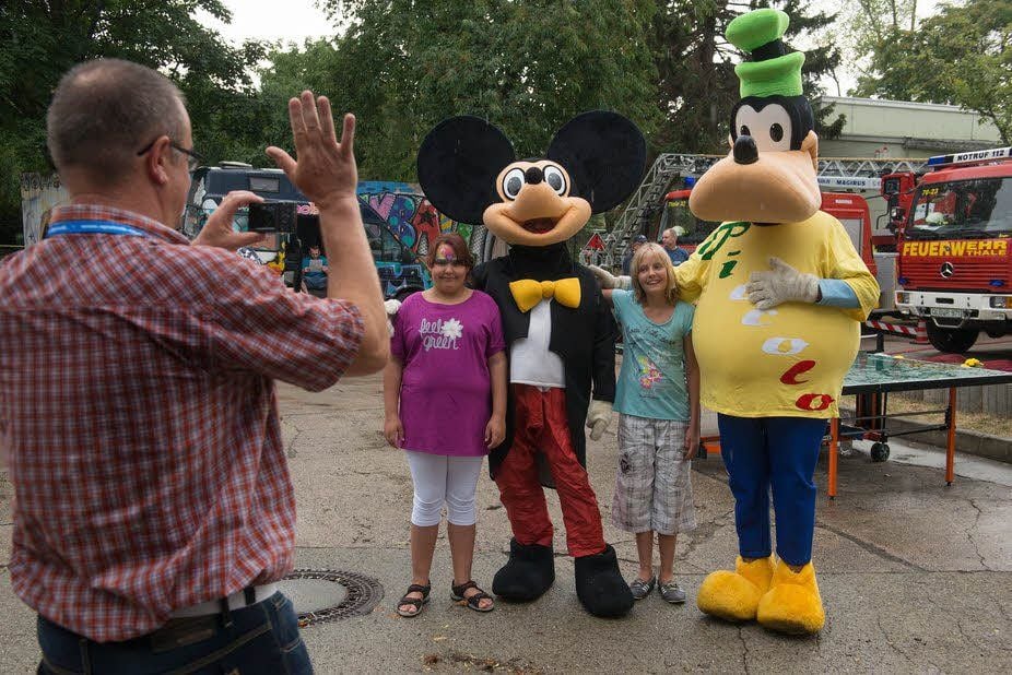 Goofy und Mickey ließen sich kurz blicken und wurden von den Eltern sogleich auf den Chip gebannt.