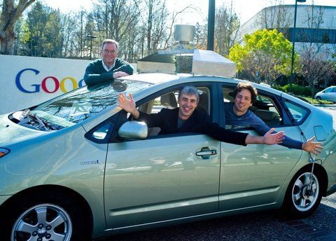 Begeisterung der Google-Bosse: Executive Chairman Dr. Eric Schmidt, CEO Larry Page and Google-Mitbegründer Sergey Brin präsentieren einen selbstfahrenden Toyota Prius. (FOTO: DPA)